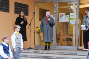 Ieguldot gandrīz miljonu eiro, Itas Kozakēvičas Rīgas Poļu vidusskolā Purvciemā izbūvēts mūsdienīgs āra sporta komplekss