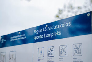 Rīgas 45. vidusskolas teritorijā atklāts āra sporta laukums