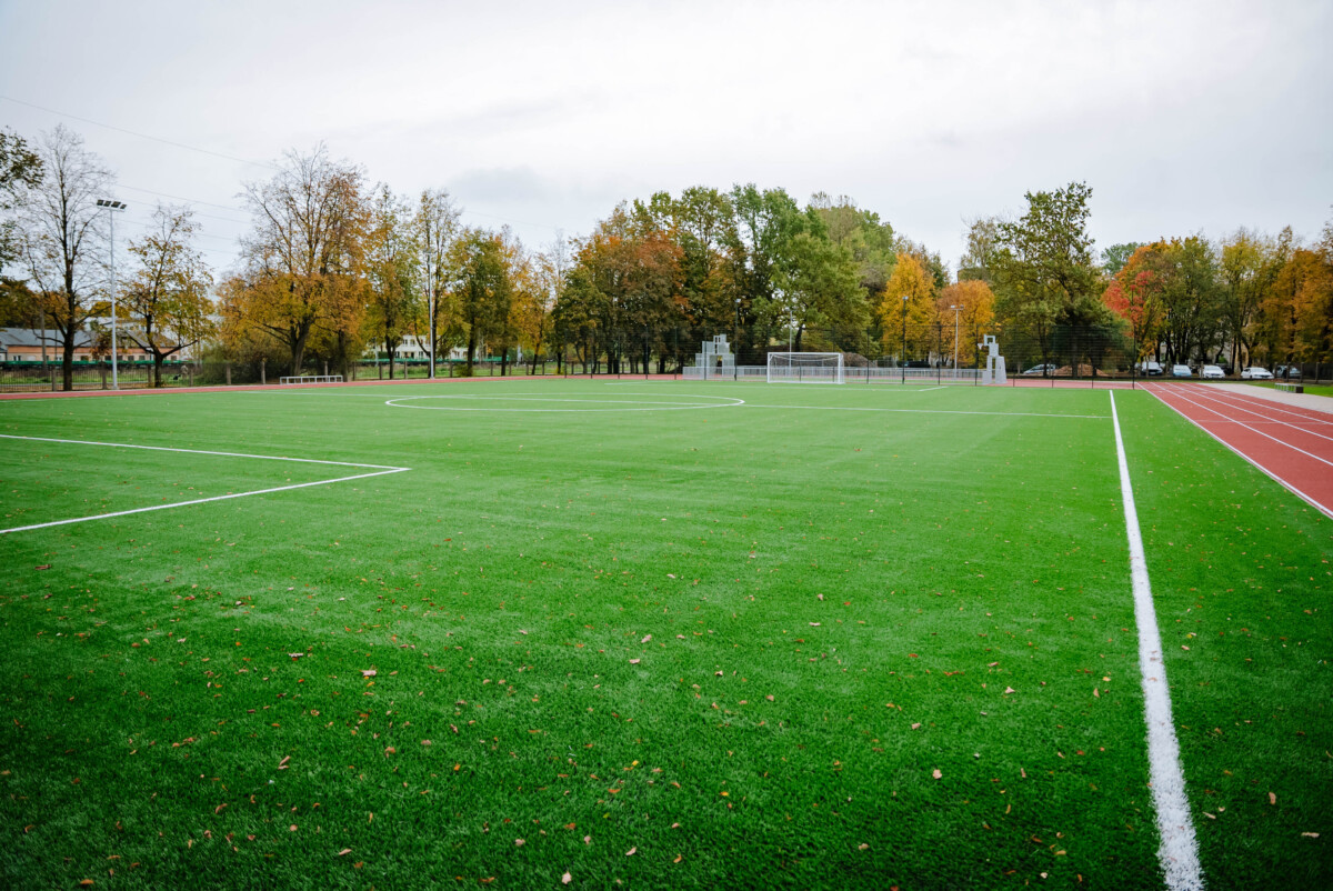 Rīgas 45. vidusskolas teritorijā atklāts āra sporta laukums