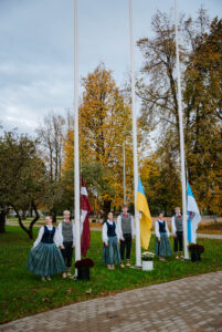 Rīgas 45. vidusskolas teritorijā atklāts āra sporta laukums