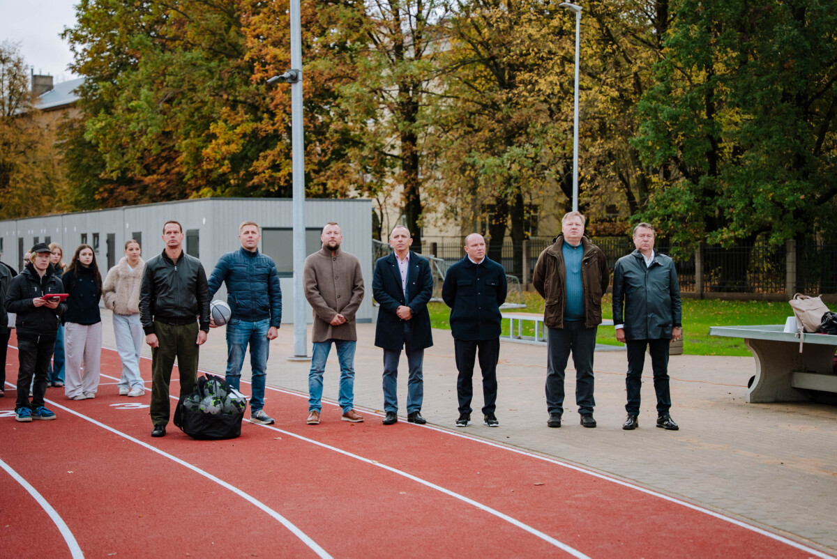 Rīgas 45. vidusskolas teritorijā atklāts āra sporta laukums