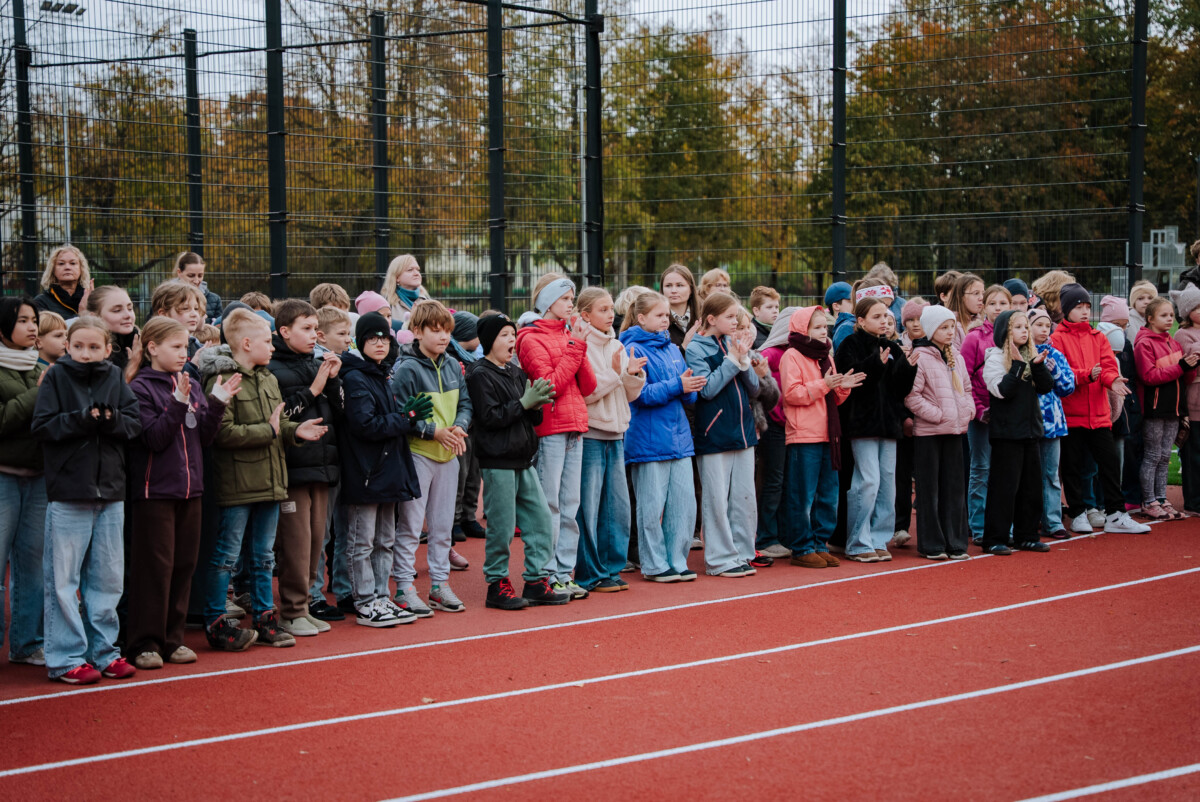 Rīgas 45. vidusskolas teritorijā atklāts āra sporta laukums