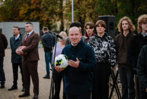 Rīgas 45. vidusskolas teritorijā atklāts āra sporta laukums