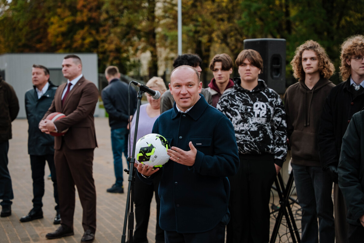 Rīgas 45. vidusskolas teritorijā atklāts āra sporta laukums
