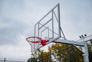 Rīgas 45. vidusskolas teritorijā atklāts āra sporta laukums