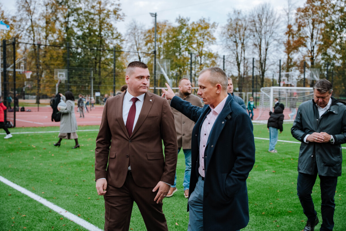 Rīgas 45. vidusskolas teritorijā atklāts āra sporta laukums
