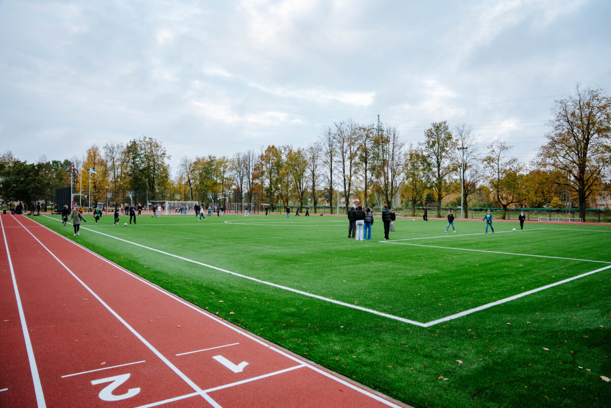 Rīgas 45. vidusskolas teritorijā atklāts āra sporta laukums